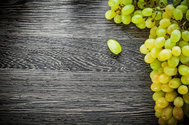 Ahşap tahta gıda kavramı üzerinde Yeşil üzüm