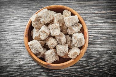 Kase vintage ahşap tahta üzerinde kahverengi şeker