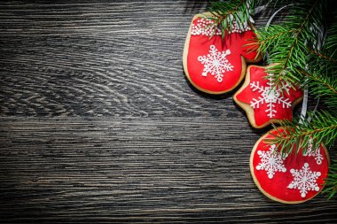 Köknar ağacı dalı Noel kurabiyesi ahşap tahta üzerinde