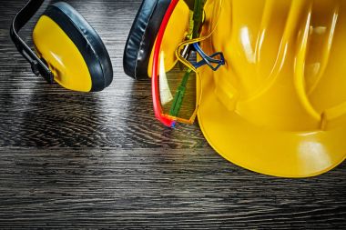 Bina kask gürültü azaltma etkilidirler ahşap tahta üzerinde koruyucu gözlük