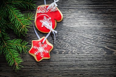 Yaprak dökmeyen ağaç dalı Noel gingerbread ahşap tahta üzerinde