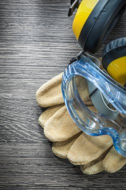 Emanet eldiven gözlük etkilidirler ahşap tahta üzerinde