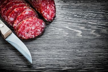 Ahşap tahtaya yaz sosis bıçak dilimlenmiş