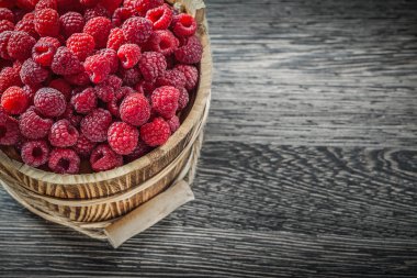 Antika ahşap tahta kova içinde olgunlaşmış ahududu