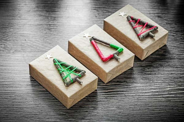 Cajas de regalo de Navidad en tablero de madera vista superior —  Fotos de Stock