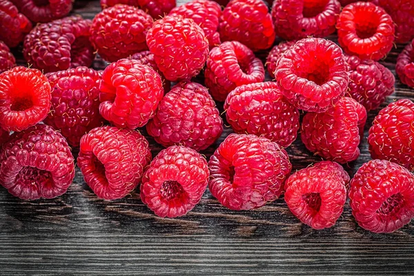 Čerstvé maliny na dřevěném pozadí — Stock fotografie