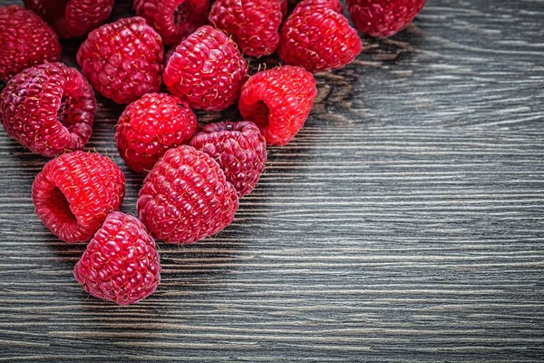 Ripe raspberries on wooden background — Stock Photo, Image