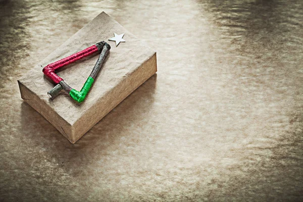 Joulun käsintehty kääritty läsnä laatikko vintage paperille — kuvapankkivalokuva