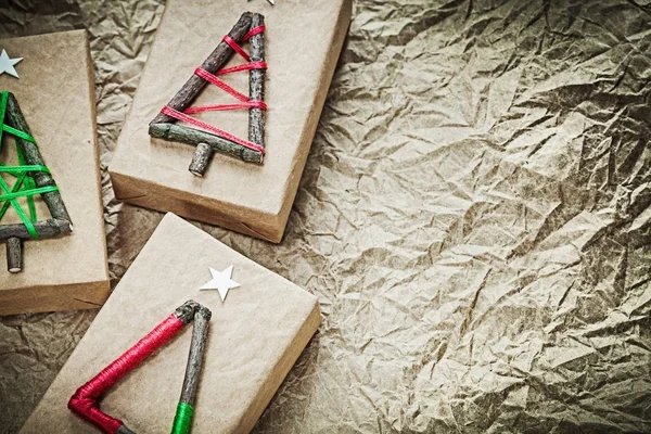 Empaquetado Navidad cajas de regalo hechas a mano en pa vintage arrugado —  Fotos de Stock