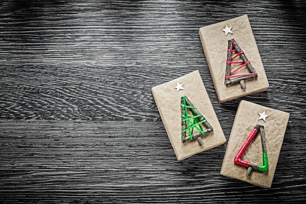 Cajas de regalo de Navidad en tablero de madera directamente encima — Foto de Stock