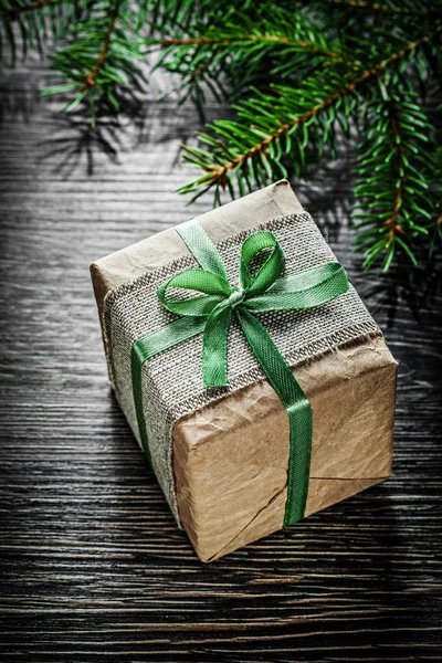 Caja regalo navidad hecho a mano abeto rama celebraciones conc — Foto de Stock