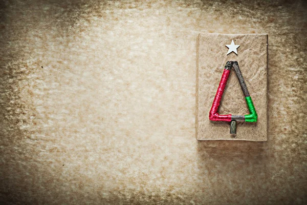 Caja de regalo rellena de Navidad en papel vintage —  Fotos de Stock