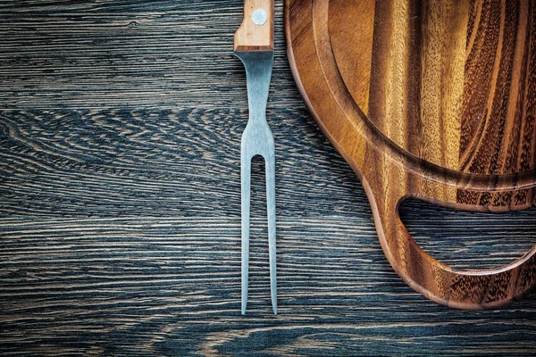 Carne forchetta intaglio bordo su sfondo di legno — Foto Stock