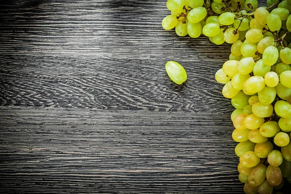 Uvas verdes sobre tablero de madera concepto de alimentos —  Fotos de Stock