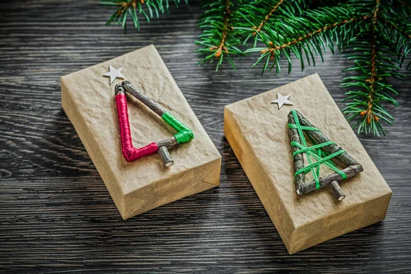 Filo di abete avvolto scatola regalo su tavola di legno — Foto Stock