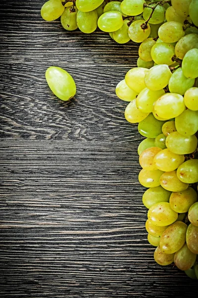 Białych winogron na deska drewniany jedzenie koncepcja — Zdjęcie stockowe