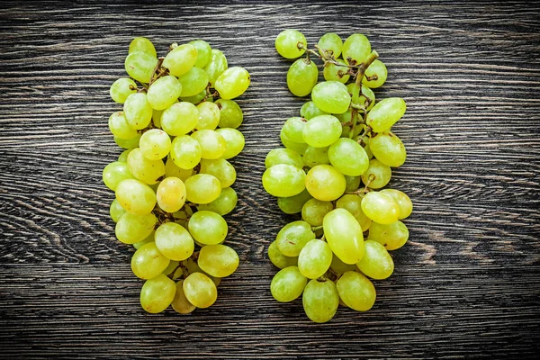 Ramo de uvas verdes en concepto de comida de madera tablero —  Fotos de Stock