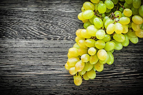 Trauben auf Holzbrett Ernährungskonzept — Stockfoto