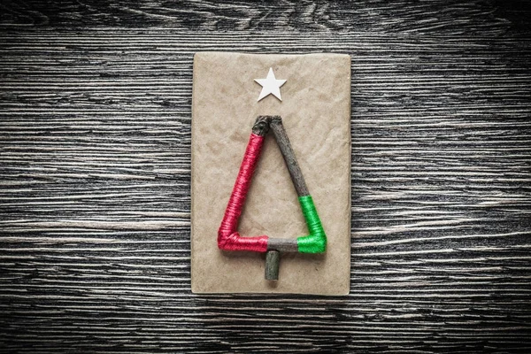 木の板にクリスマス手作りパック ギフト ボックス — ストック写真