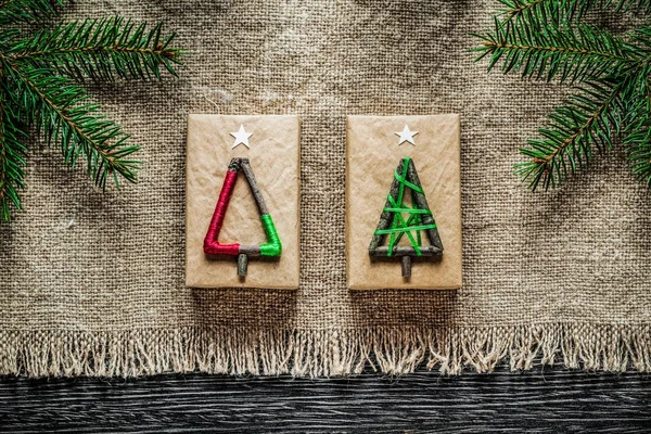 Vintage saqueo rama de pino Navidad caja de regalo en tablero de madera —  Fotos de Stock