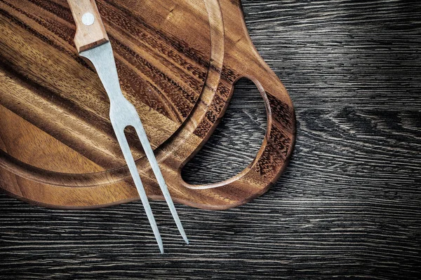 Доска для резки вилки на деревянном фоне — стоковое фото