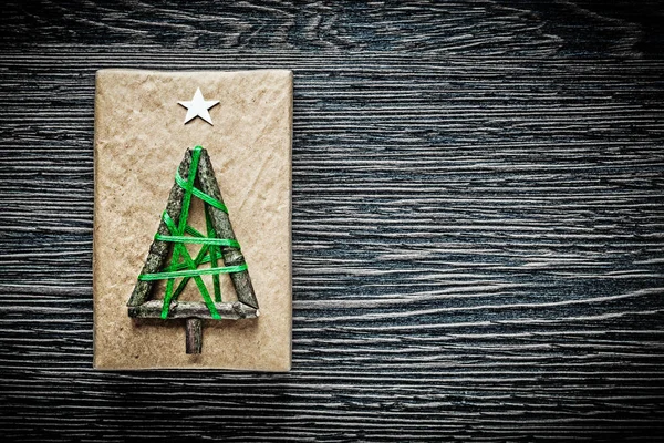 Caja de regalo envuelta a mano de Navidad en tablero de madera —  Fotos de Stock