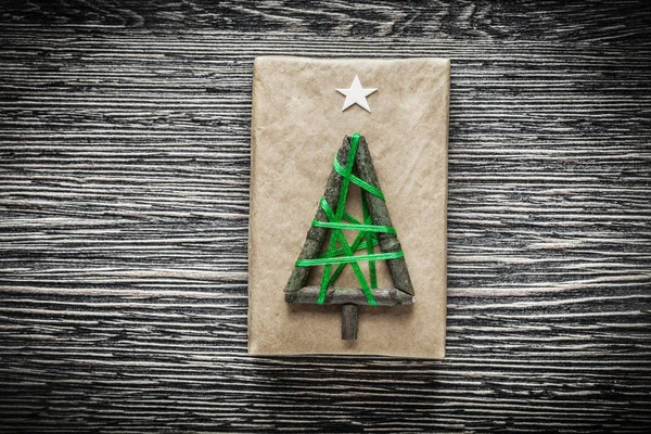 Caja de regalo envuelta a mano de Navidad en tablero de madera — Foto de Stock