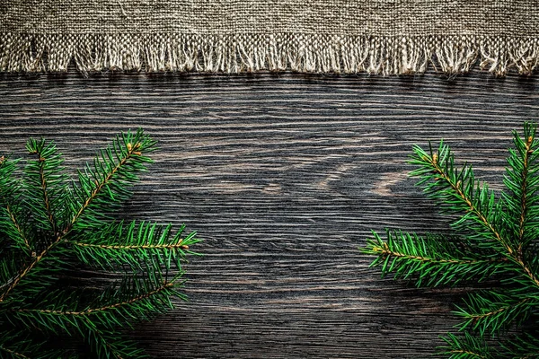 Vintage hessian fir υποκατάστημα στην ξύλινη σανίδα χριστουγεννιάτικο φόντο — Φωτογραφία Αρχείου