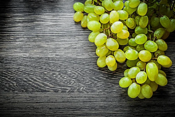 Süße Trauben auf Holzbrettern — Stockfoto