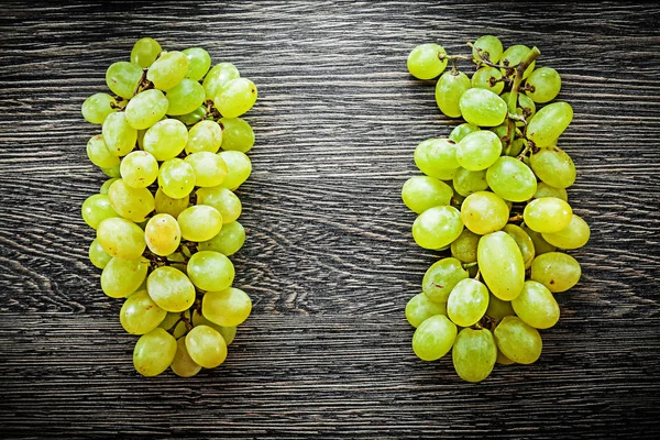 Ramo de uvas sobre tabla de madera concepto de alimentos —  Fotos de Stock