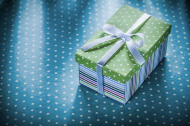Hediye kutusu ile şerit mavi benekli masa örtüsü tatil conce üzerinde