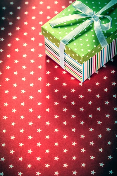 Coffret cadeau décoré sur fond rouge concept vacances — Photo