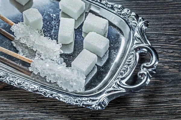 Zuckerwürfel klebt Tablett auf Holzbrett — Stockfoto