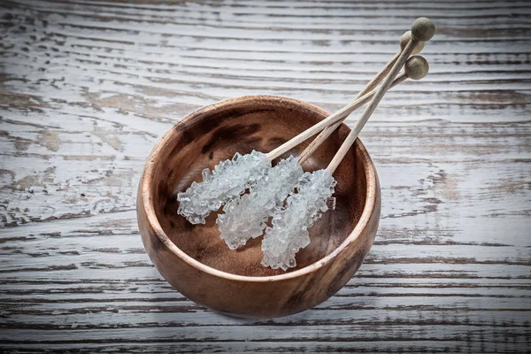 Ciotola bastoncini di zucchero su tavola di legno vintage — Foto Stock