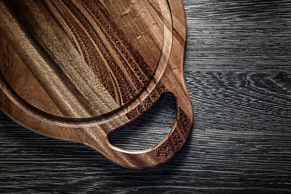 Tabla de cortar redonda sobre fondo de madera — Foto de Stock