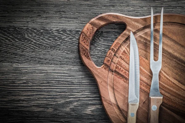 Doğrama kurulu vintage ahşap arka plan üzerinde et çatal bıçak — Stok fotoğraf