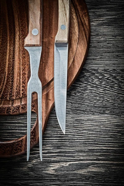 Fleischgabel Messer hölzerne Schneidebrett auf Holz Hintergrund — Stockfoto