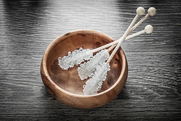 Bâtonnets de sucre dans un bol en bois — Photo