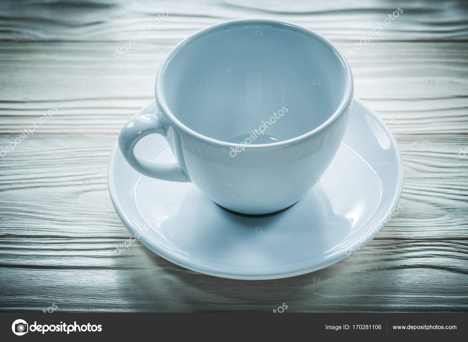 Weiße Tasse Untertasse auf Holzbrett — Stockfoto © mihalec #170281106 Weiße Tasse Untertasse auf Holzbrett — Stockfoto © mihalec #170281106