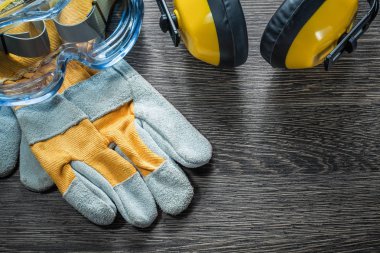 Koruyucu gözlük etkilidirler ahşap tahta üzerinde koruyucu eldiven