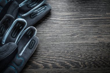 ahşap tahta üzerinde çalışma eldivenleri
