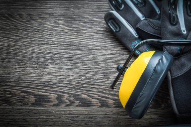 Ahşap tahta üzerinde etkilidirler Emanet eldiven