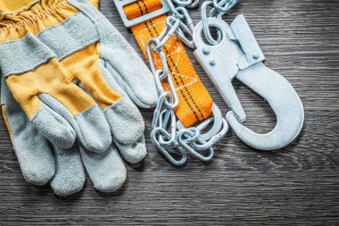 Koruyucu eldiven inşaat vücut kemer ahşap tahta üzerinde