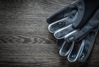 ahşap tahta üzerinde koruyucu eldivenler