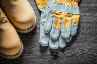 Ahşap tahta üzerinde çalışma çizmeler Emanet eldiven