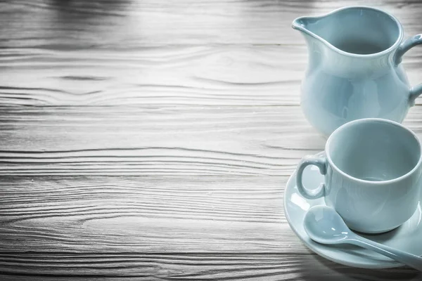 Céramique tasse cuillère à café creamer tasse sur planche en bois — Photo