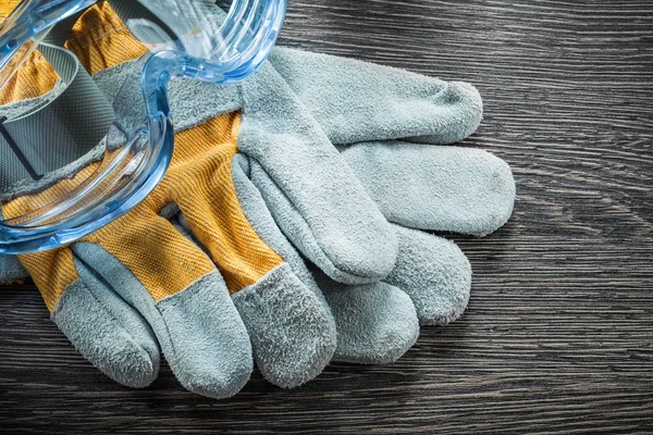 Bauhandschuhe Schutzbrille auf Holzbrett — Stockfoto