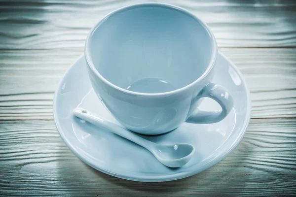 Taça de cerâmica branca colher de chá em placa de madeira — Fotografia de Stock