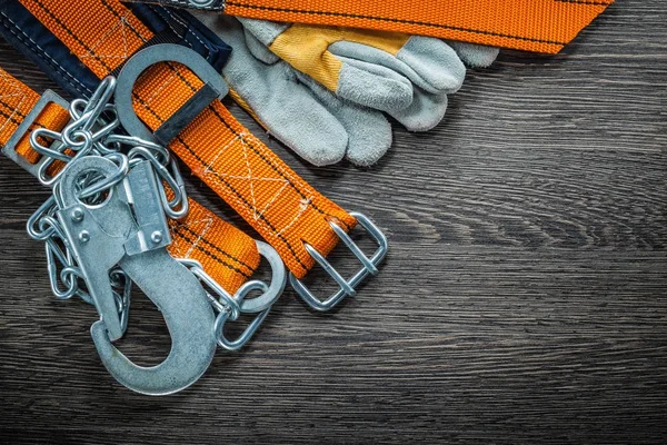 Veiligheidsgordel handschoenen bouw lichaam op houten plank bovenaanzicht — Stockfoto