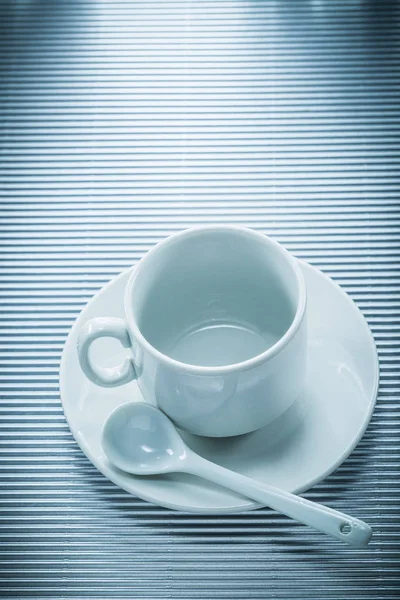 Біла керамічна чашка тарілки чайна ложка на смугастому фоні — стокове фото